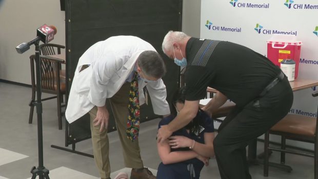 VIDEO | O asistentă din Tennessee a leșinat la câteva minute după ce i s-a administrat vaccinul anti COVID-19