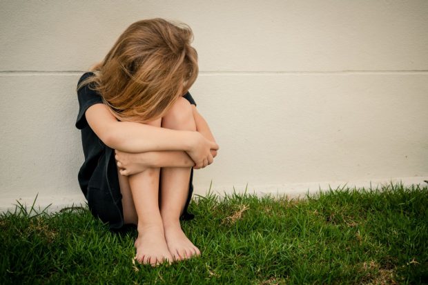Fată de 10 ani, violată de zeci de ori timp de doi ani. Femeia care o avea în grijă o încuraja să suporte relațiile sexuale