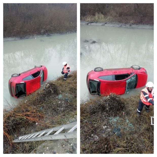 O șoferiță din Bistrița a pierdut controlul volanului și s-a răsturnat cu mașina în albia unui râu