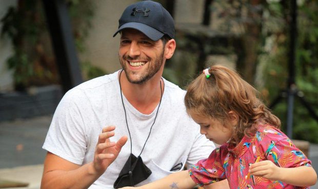 Adrian Nartea a vorbit despre momentul în care soția lui l-a anunțat că va deveni tată pentru a doua oară. „Am văzut poza în rulotă, când mă schimbam”