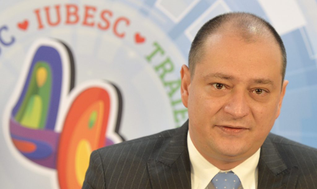 Firma unui fost senator PDL livrează mănuși de protecție sanitară pentru alegerile parlamentare. Valoarea contractului: 2,4 milioane de lei