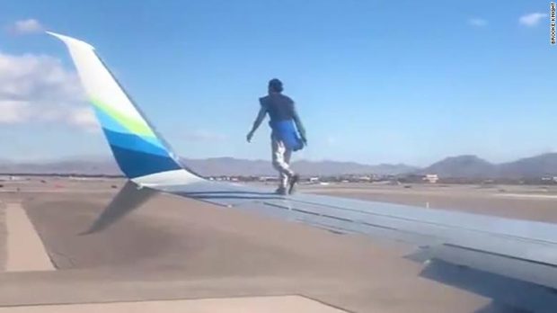 VIDEO | Un bărbat teribilist s-a urcat pe aripa unui avion care se pregătea să docoleze din Las Vegas