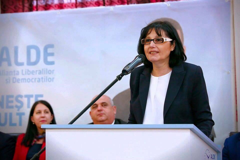 Cazul Steluței Cătăniciu, deputatul care a schimbat cinci partide, iar acum s-a înscris în PSD Bihor, după ce a rămas fără loc la Cluj