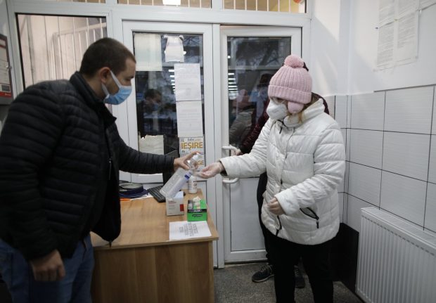 Mască de protecție și distanțare socială. Imagini dintr-o secție de votare cu regulile sanitare