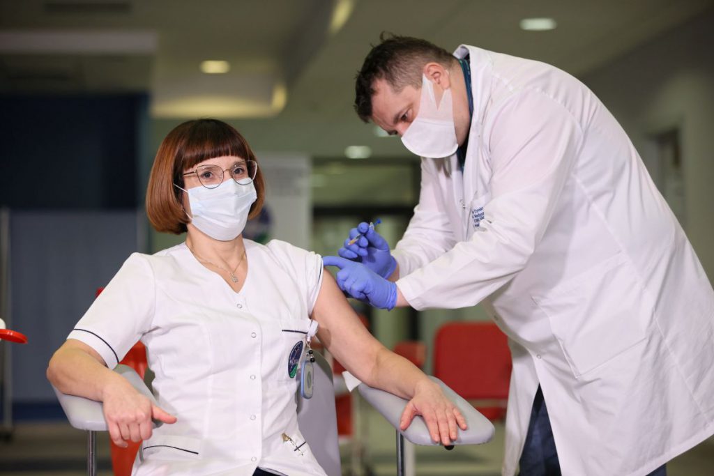 „Ziua V” în UE, „un mesaj de speranță”. Primii vaccinați: pensionari, cadre medicale, politicieni și un episcop bulgar