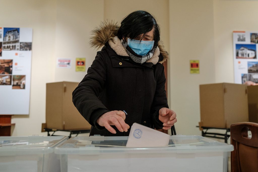 Reportaj la o secție de vot din Germania. Românii vin la urne cu gândul la familiile lor de acasă: „Să le meargă mai bine”
