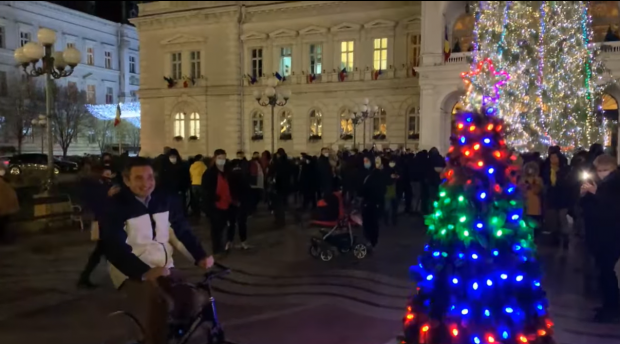 VIDEO  | Zeci de persoane s-au adunat în fața Primărei din Arad pentru aprinderea luminilor de Crăciun. Edilul nu a purtat mască de protecție