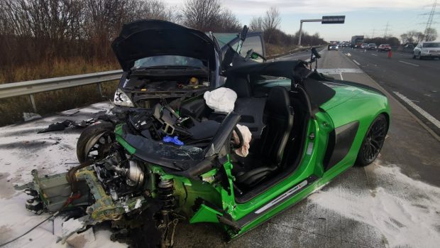 Român îngrozit în Germania, un Audi R8 de 153.000 de euro s-a făcut praf de mașina lui, în timp ce-l depășea