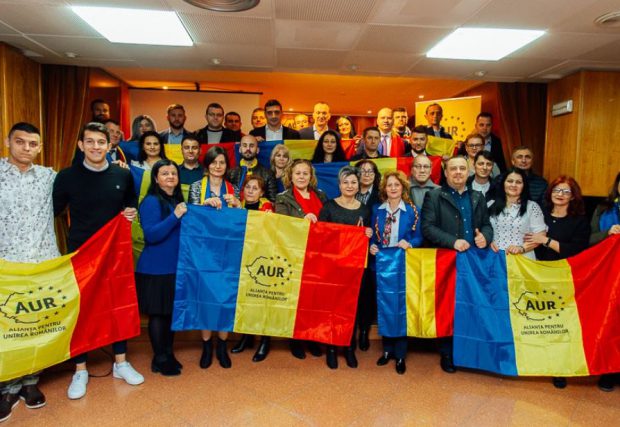 După ce a ratat fenomenul AUR, presa riscă să transforme partidul în noua „ciumă roșie”, spun experții