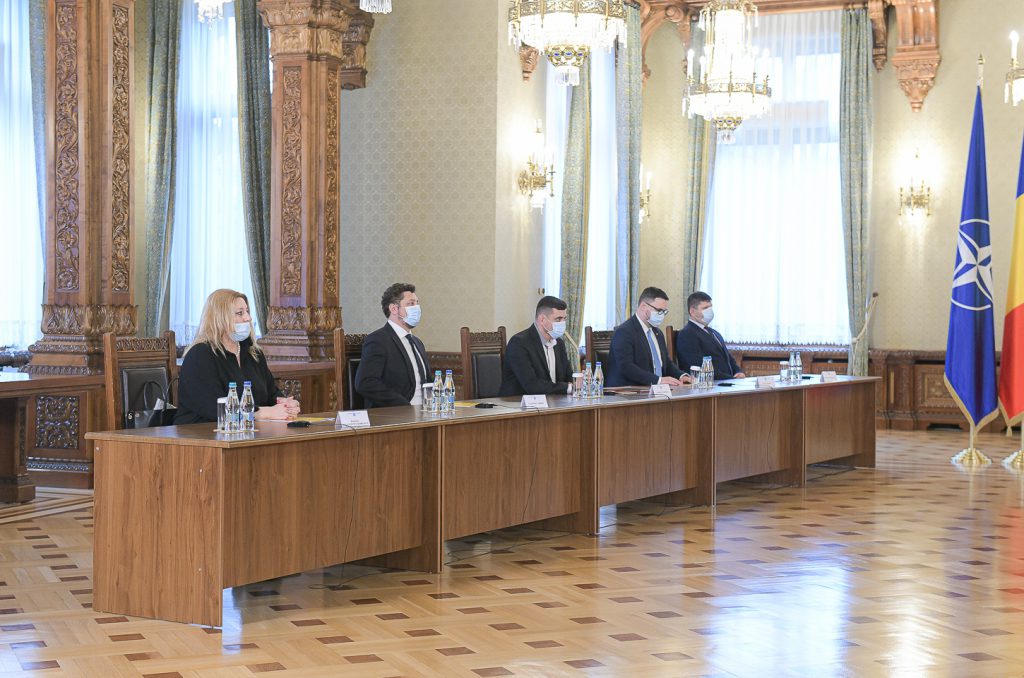 Diana Șoșoacă, wearing a mask under her nose during talks with Iohannis, after the AUR delegation arrived late in Cotroceni