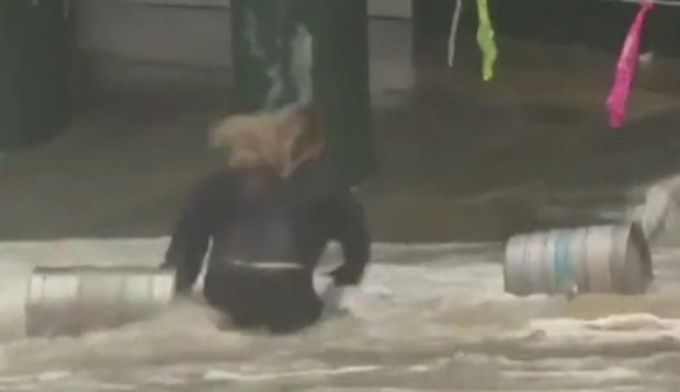 VIDEO | O femeie din Australia și-a riscat viața în timpul unei furtuni, pentru a recupera două butoaie cu bere