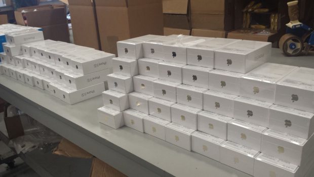 Patru români au furat două tone de telefoane mobile, între ele 3.500 iPhone, de un an nu găsește nimeni prada care valorează milioane de euro