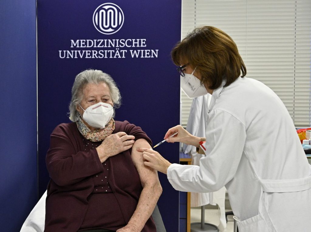 „Ziua V” în UE, „un mesaj de speranță”. Primii vaccinați: pensionari, cadre medicale, politicieni și un episcop bulgar