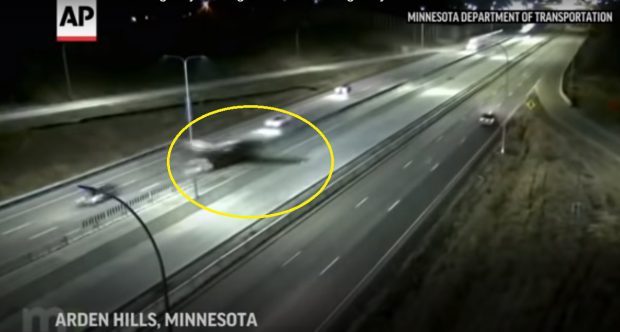 VIDEO | Un avion de mici dimensiuni a lovit o mașină după ce a aterizat pe o autostradă