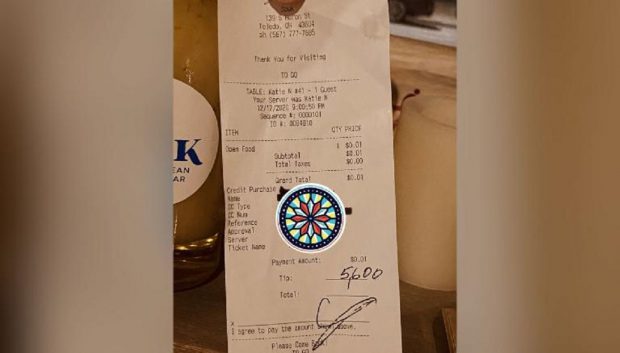 Un client a lăsat 5.600 de dolari bacșiș într-un restaurant și a transmis cum să fie împărțiți banii între cei 28 de angajați