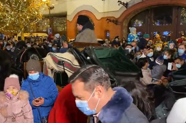 VIDEO | Sute de oameni la aprinderea luminițelor, în Baia Mare. Primarul Cherecheș: „Nu îi putem ucide pe Moș Nicolae și pe Moș Crăciun”