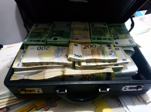 Peste 2 milioane de euro au găsit anchetatorii la angajații Serviciului de Permise din Suceava. Ce avere are fostul șef al serviciului