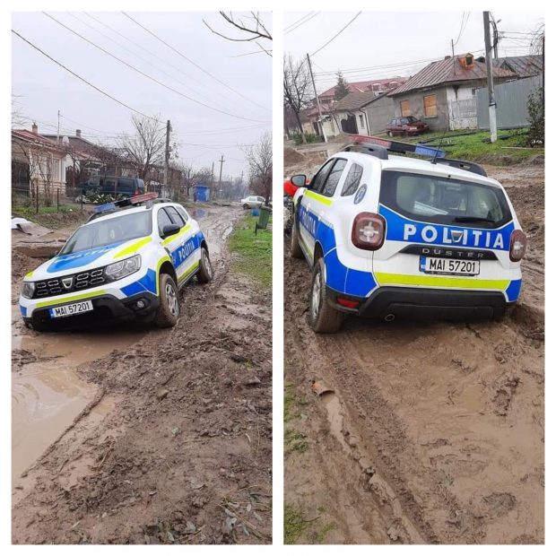 O mașină de poliție din Brăila s-a împotmolit în noroi. Agenții au fost ajutați de localnici