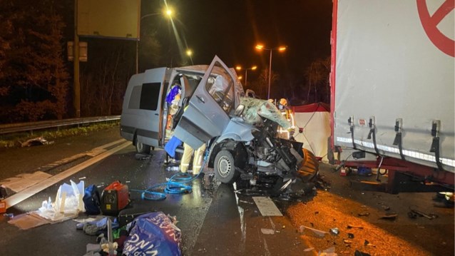Șofer român, mort în Belgia, strivit la volan. Duba lui s-a făcut praf după ce a intrat cu viteză într-un TIR