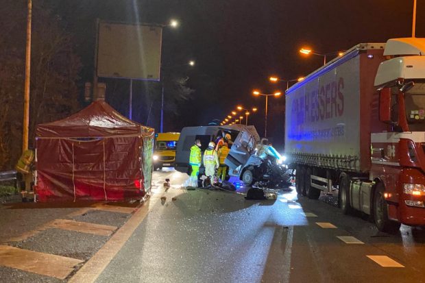 Șofer român mort în Belgia, strivit la volan. Duba lui s-a făcut praf după ce a intrat cu viteză într-un TIR
