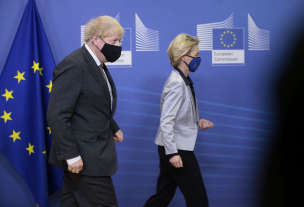 Controlul impus de UE exportului de vaccinuri inflamează relațiile cu Londra, pe tema Irlandei de Nord: „Un act ostil incredibil”