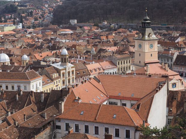 Firma familiei șefei DSP Brașov, prezentată ieri de Libertatea, e în mijlocul acuzelor de corupție din spitalele brașovene, caz în care DNA a reținut 12 persoane!