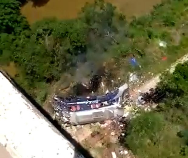 VIDEO | Cel puţin zece oameni au murit, după ce un autobuz s-a prăbuşit în gol în Brazilia