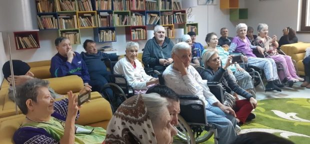 Situație dramatică într-un cămin pentru bătrâni din București. Nu mai sunt bani de pansamente și pentru  salariile personalului