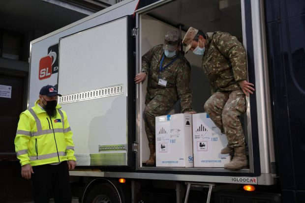 Autoritățile explică de ce vaccinul anti-Covid a fost adus în România cu o furgonetă, nu cu avionul