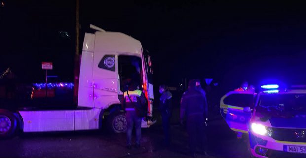 Un șofer care furase un TIR a fost urmărit 70 de kilometri și a fost oprit de polițiștii din Baia Mare cu focuri de armă