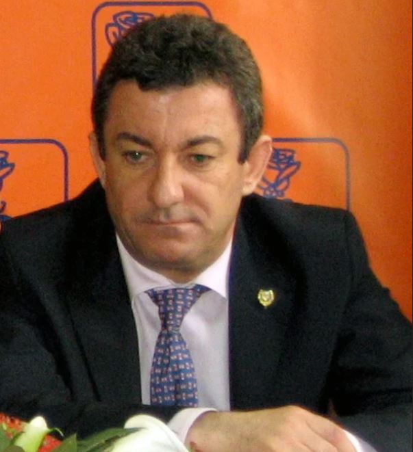 Firma unui fost senator PDL livrează mănuși de protecție sanitară pentru alegerile parlamentare. Valoarea contractului: 2,4 milioane de lei