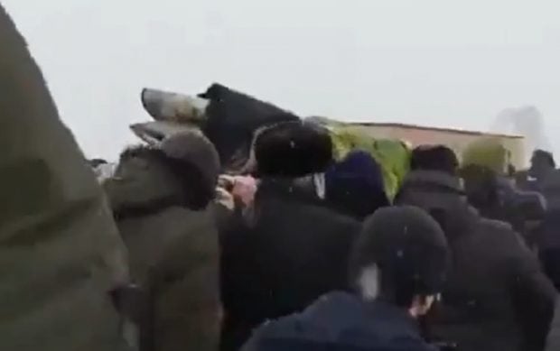 VIDEO | Asasinul profesorului Samuel Paty, Abdullah Anzorov, a fost înmormântat în Cecenia. 200 de persoane au participat la funeralii