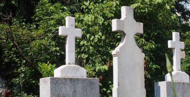 13 morminte, jefuite într-o singură noapte, în Dâmbovița. Hoții au plecat cu bani și bijuterii
