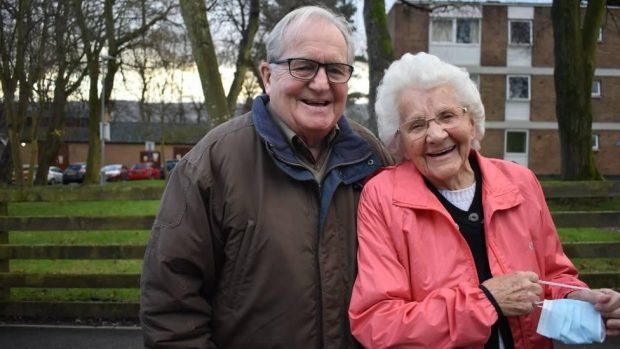 Un cuplu de 90 de ani din Marea Britanie, de mână la vaccinarea anti-Covid