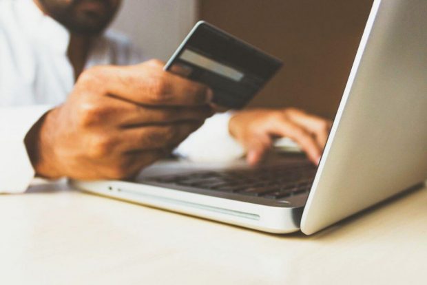 Părinți păcăliți să plătească 98 de lei pentru burse fictive de 3.600 de lei pentru elevii care învață online