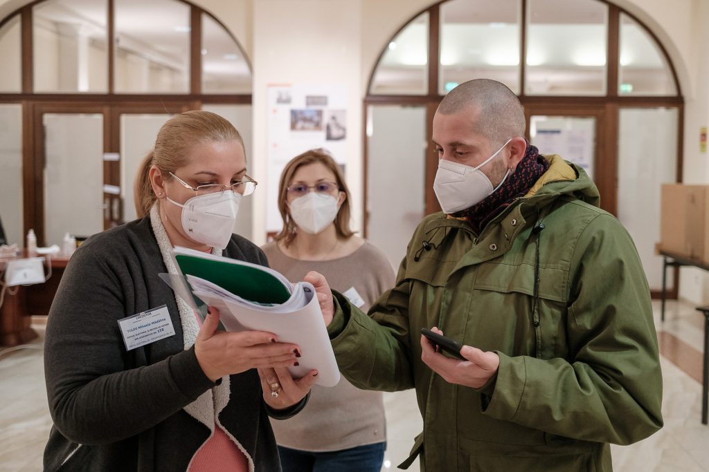 Reportaj la o secție de vot din Germania. Românii vin la urne cu gândul la familiile lor de acasă: „Să le meargă mai bine”