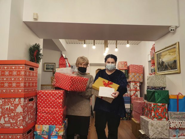 Sucursala din București a lui Moș Crăciun. Un magazin scoate la vânzare lucruri donate, iar din banii obținuți sunt luate daruri pentru nevoiași