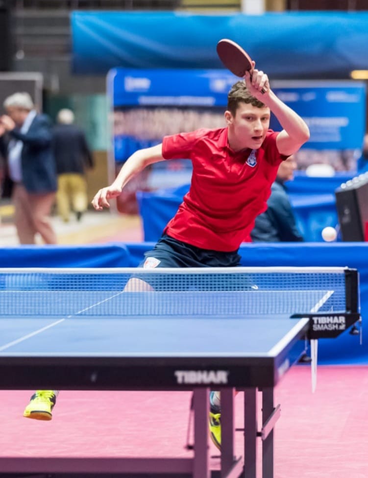 Darius Movileanu, campion mondial la cadeți, la tenis de masă, a cântat colinde în corul bisericii