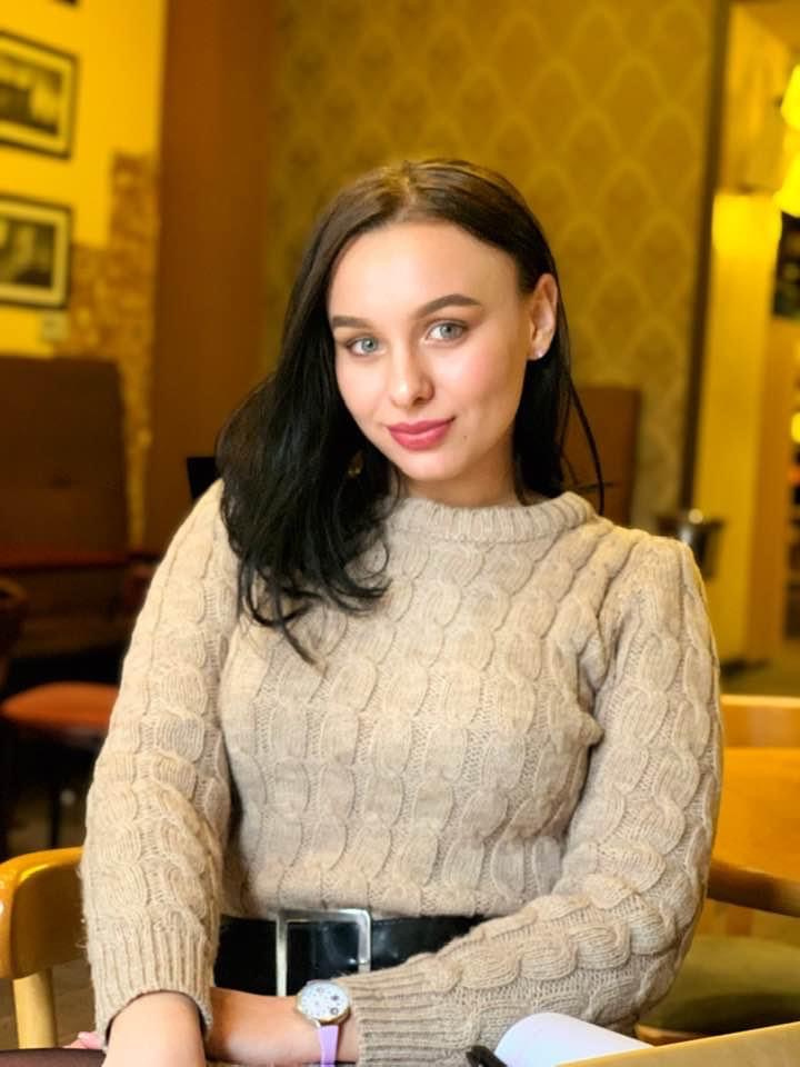Cum s-au mobilizat șapte românce de acasă și din Europa ca să-l găsească pe tânărul din Alba Iulia care a strangulat o pisică și a filmat când a aruncat-o de la etajul 9