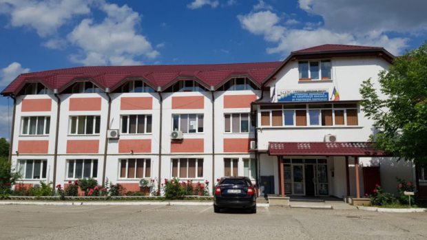 Protecția Copilului Bacău a cumpărat mașini de 650.000 de lei, în timp ce angajații au ieșit în stradă pentru că nu şi-au primit salariile