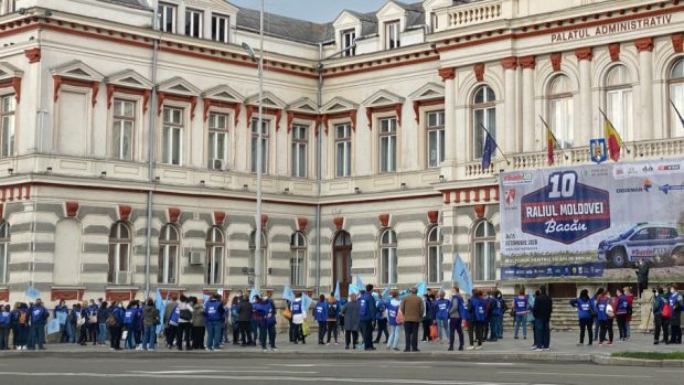Protecția Copilului Bacău a cumpărat 7 mașini, deși angajații protestau în stradă pentru că nu-și au primit salariile