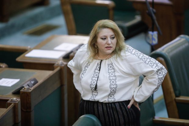 Poliția Capitalei face verificări în cazul senatoarei Diana Șoșoacă și al altor aleși care au mers în Parlament fără mască de protecție
