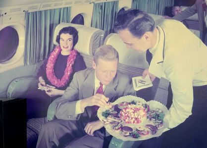 Cușetă și restaurant. Cum arăta călătoria cu avionul de lux Pan Am Boeing 377 în 1950