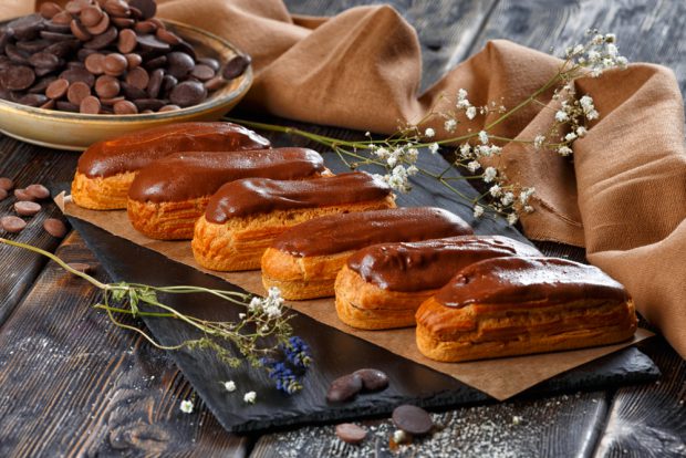 Eclere – rețete pentru cel mai popular desert cu ciocolată, vanilie sau cafea