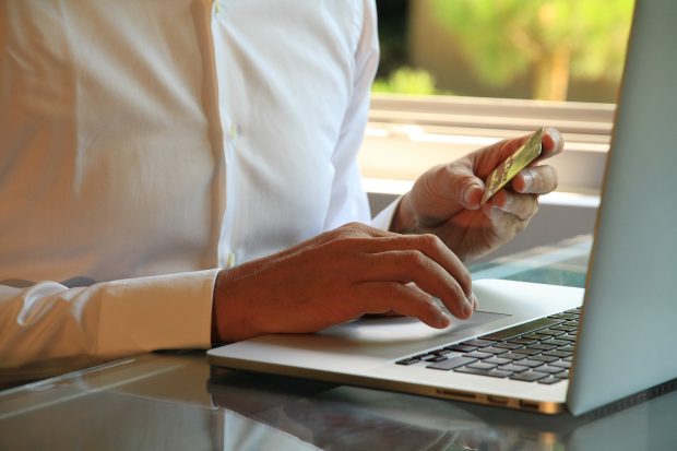 (Publicitate) Cum se folosește inteligența artificială pentru a evita fraudele de plată online