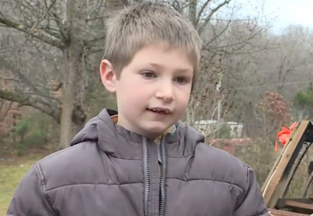 Un băiat de șapte ani și-a salvat sora de doi ani dintr-un incendiu care a mistuit casa familiei