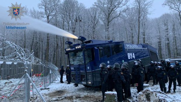 VIDEO | Poliția din Germania a folosit tunuri de apă împotriva protestatarilor care se opun defrişării unei păduri