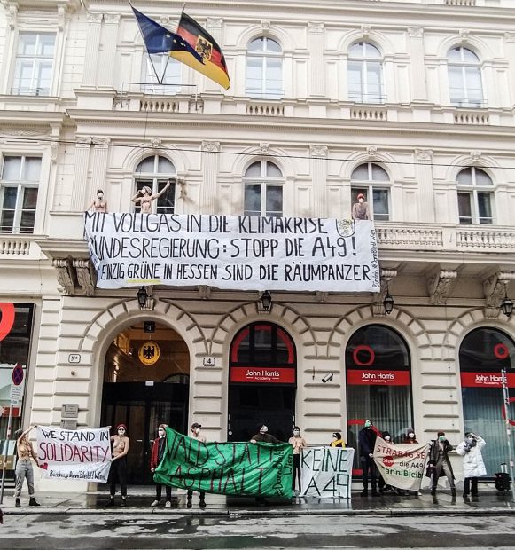 Activiști pentru mediu au pătruns în clădirea Ambasadei Germaniei de la Viena și s-au fotografiat dezbrăcați: ”Vrem pădure, nu asfalt”