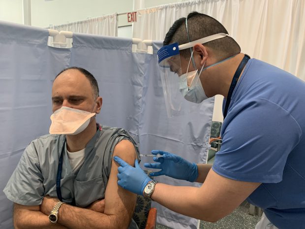 Doctor american de origine română, după ce s-a vaccinat împotriva COVID-19: ”Nu am niciun fel de efecte secundare”