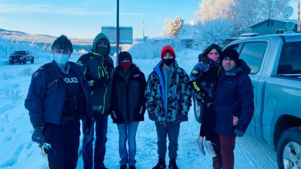 Familie din SUA, blocată în Canada, ajutată de un localnic. Acesta a condus peste 1.600 km până la granița cu Alaska, pentru a o ajuta